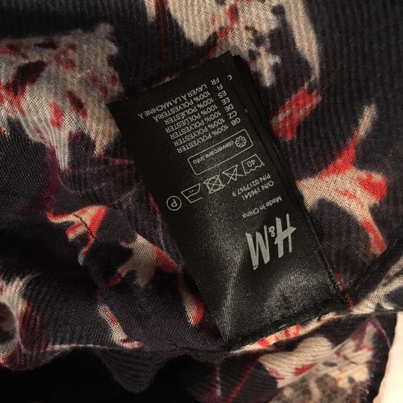 H&M Infinity scarf - Picture 3 of 3